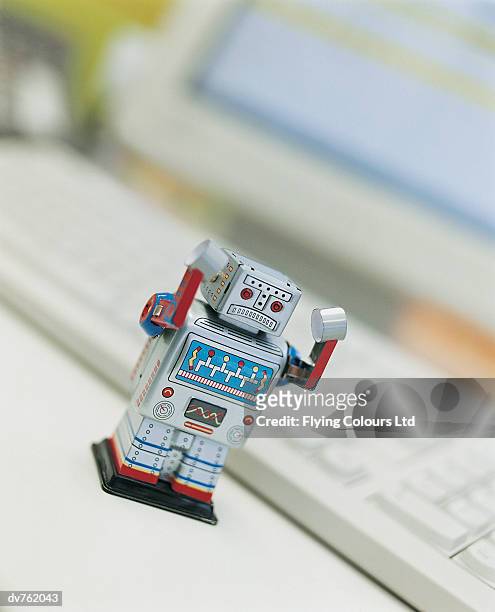 toy robot on an office desk - desk toy 個照片及圖片檔