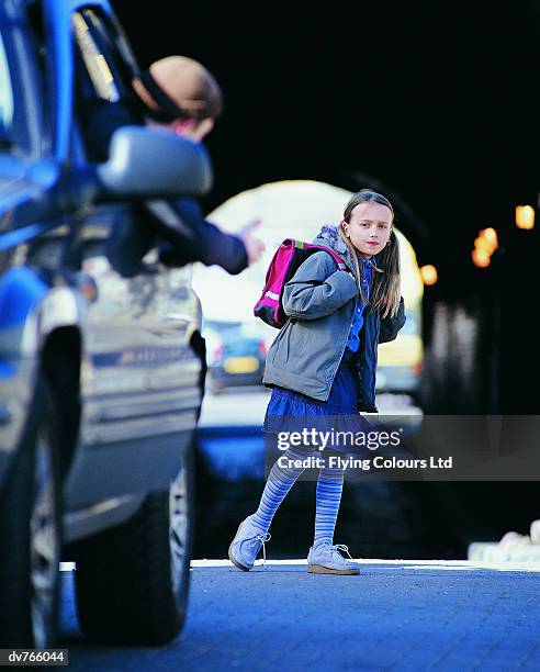 man in a car beckoning an apprehensive girl standing in a city street - stranger 個照片及圖片檔