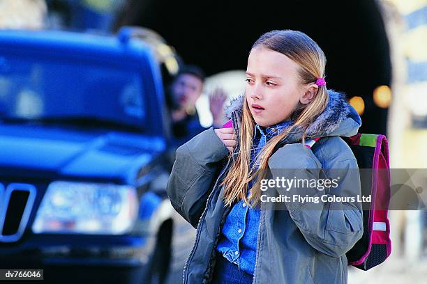 man in a car waving to an apprehensive girl standing in a city street - stranger stock-fotos und bilder