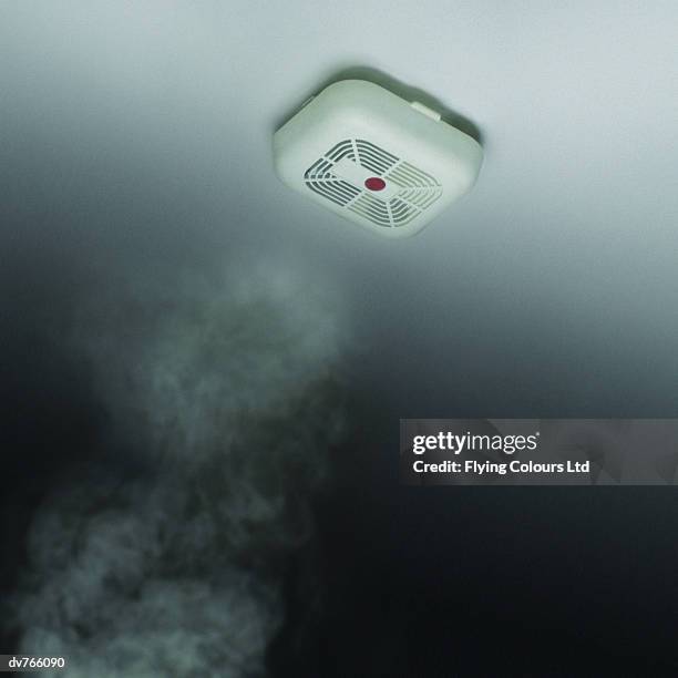 smoke alarm - detector de humo fotografías e imágenes de stock