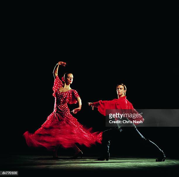 man and woman dancing the flamenco - baile flamenco fotografías e imágenes de stock