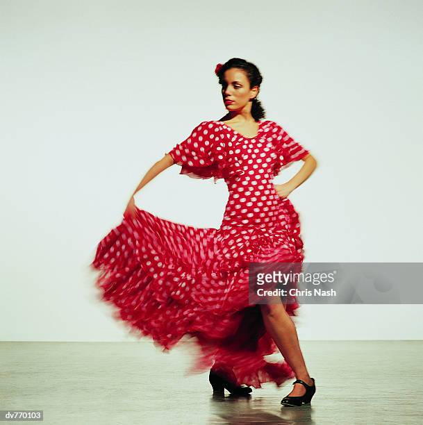 hispanic woman dancing the flamenco - flamenco danza tradizionale foto e immagini stock