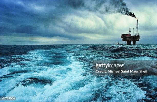 brent oil field, production platforms, north sea, uk - plateforme offshore photos et images de collection