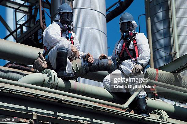 chemical refinery, asbestos removal - asbest stockfoto's en -beelden