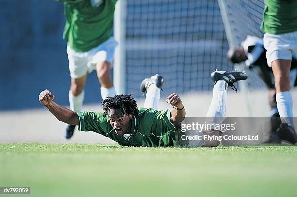 football player celebrating a goal - football player imagens e fotografias de stock