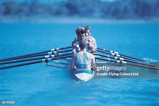 seven men sculling on a river - remo de punta fotografías e imágenes de stock