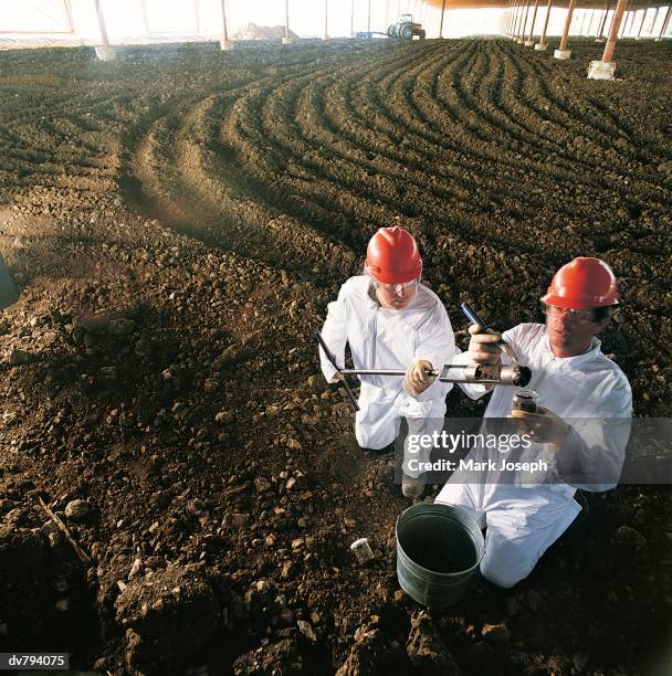 Red Soil Sample Collection Collecting Soil Samples Fotografías e imágenes de stock - Getty Images