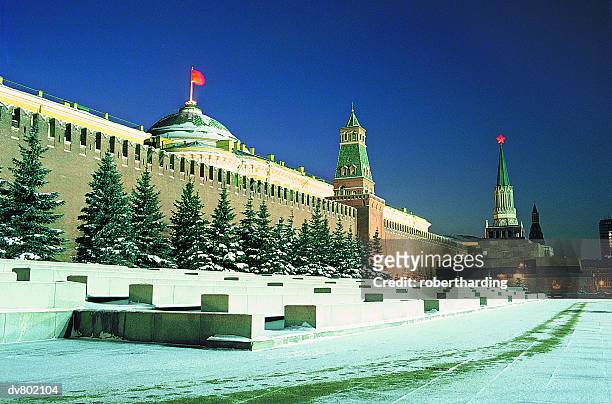 lenin's tomb and the kremlin, red square, moscow, russia - lenin mausoleum stock pictures, royalty-free photos & images