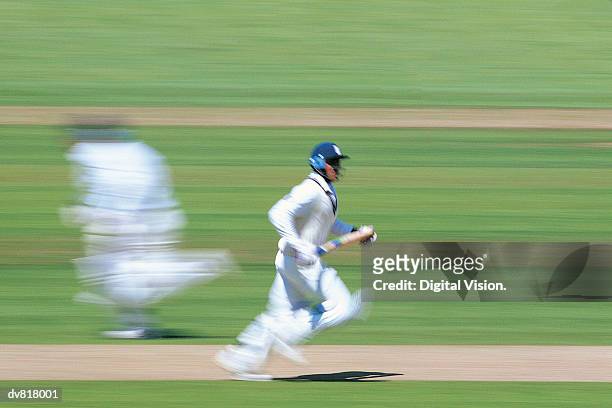 cricket player running - toma panorámica fotografías e imágenes de stock