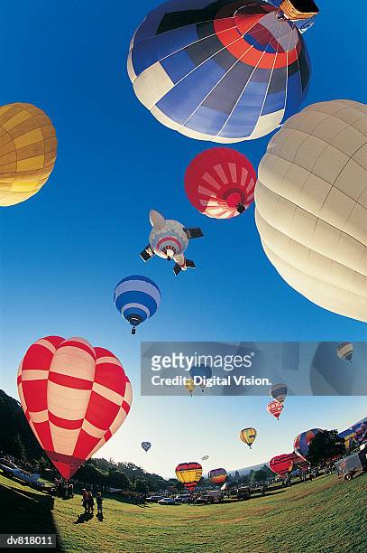 hot air balloon festival - festival of flight to mark london biggin hill airports centenary year celebrations stockfoto's en -beelden