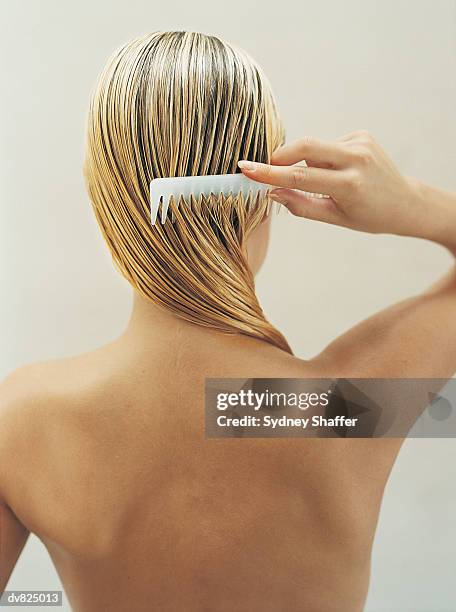 woman coming wet hair - combing stockfoto's en -beelden