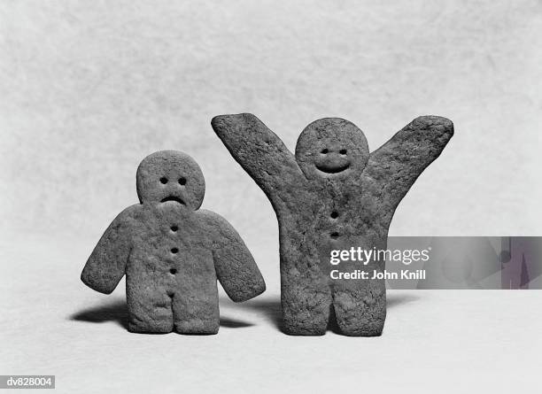 happy and sad gingerbread people - figurita de jengibre fotografías e imágenes de stock