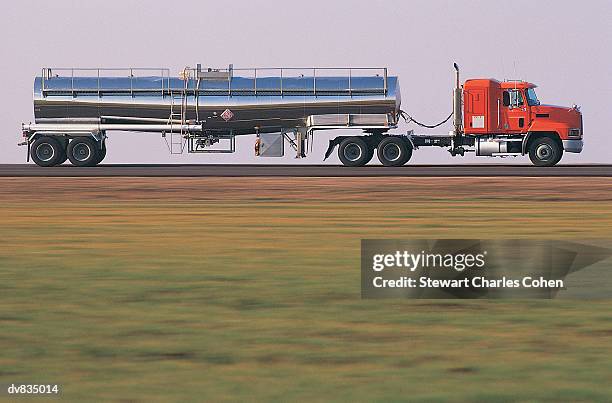 tanker travelling along road - toma panorámica fotografías e imágenes de stock