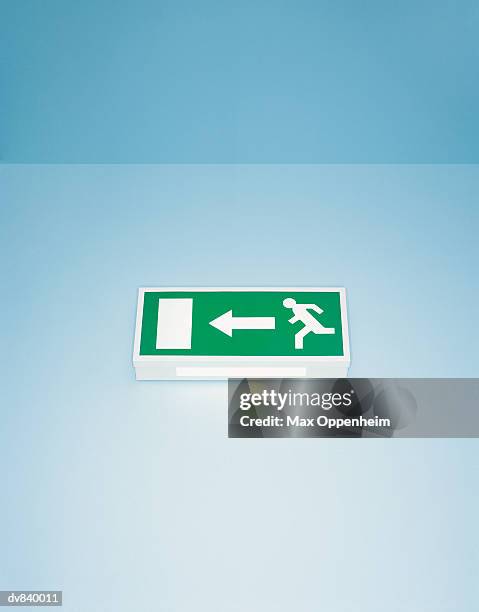 exit sign - 2be3 stock pictures, royalty-free photos & images