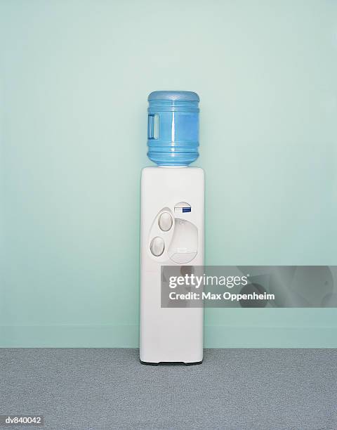 water cooler - dispensador de agua fotografías e imágenes de stock