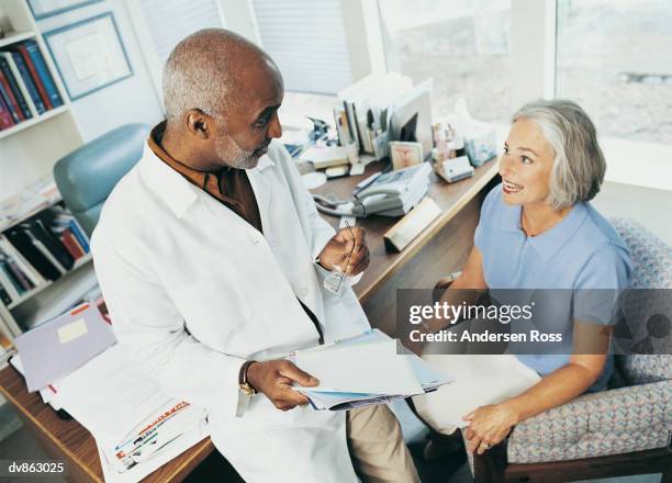 doctor talking to a patient - ross stockfoto's en -beelden