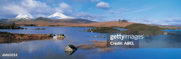 black mount and lochan na h'achlaise, rannoch moor, scotland, united kingdom - rannoch moor stockfoto's en -beelden