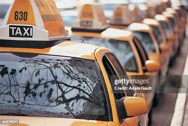 row of stationary yellow cabs in the united states of america - the row stock pictures, royalty-free photos & images