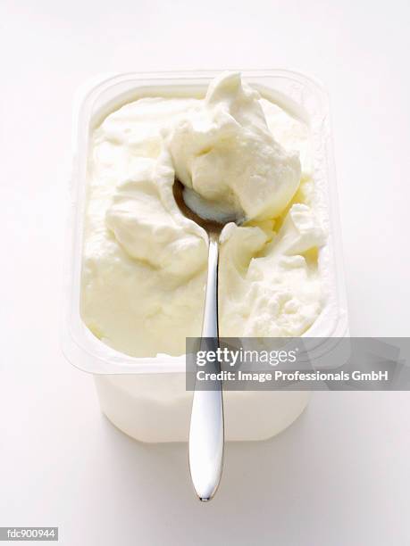 quark in plastic bowl with spoon - quark stockfoto's en -beelden