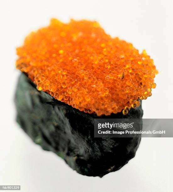 gunkan-sushi with tobiko (flying fish caviar) - gunkanmaki stock-fotos und bilder