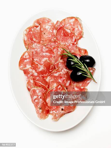 sliced genoa salami and black olives - milanese 個照片及圖片檔