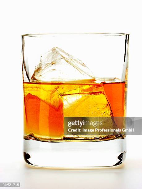 whiskey with ice cubes in glass - künstliches eis stock-fotos und bilder