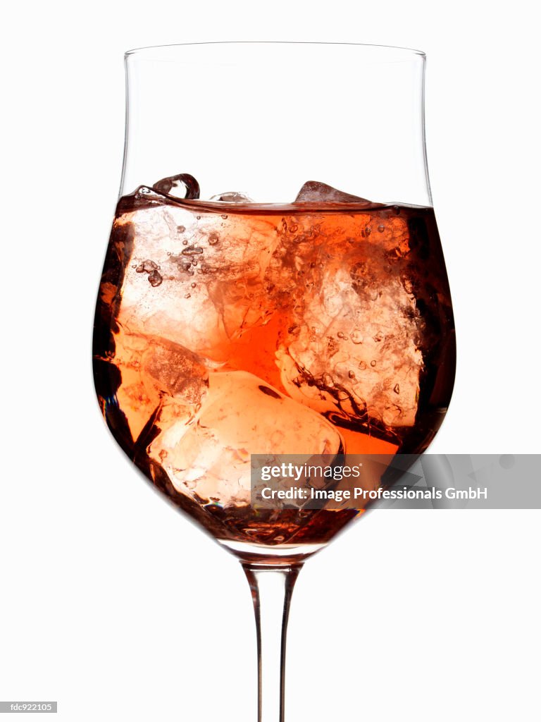 Fruit iced tea with ice cubes (detail)