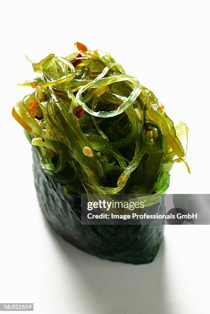 gunkan-maki with seaweed - gunkanmaki stock-fotos und bilder