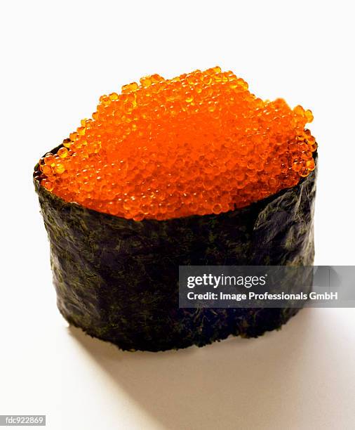 gunkan-sushi with tobiko (flying fish caviar) - gunkanmaki stock-fotos und bilder