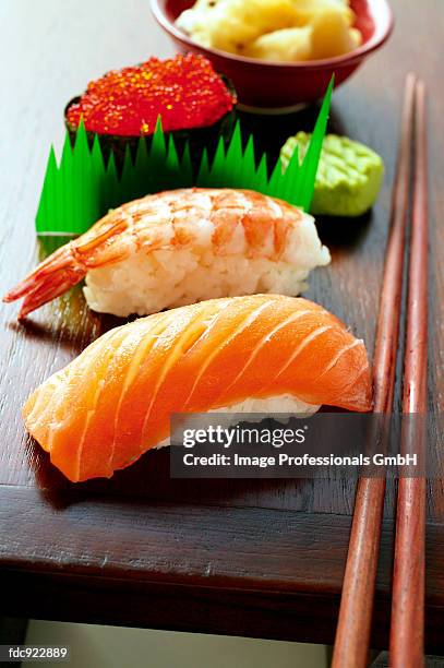 nigiri-sushi and gunkan-maki with wasabi and ginger - gunkanmaki stock-fotos und bilder