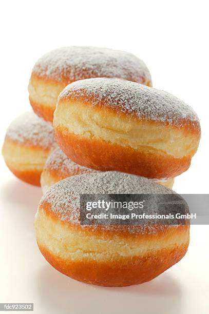 doughnuts with icing sugar - beignet fourré photos et images de collection