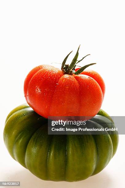 green and red beefsteak tomato - beefsteak tomato stock pictures, royalty-free photos & images