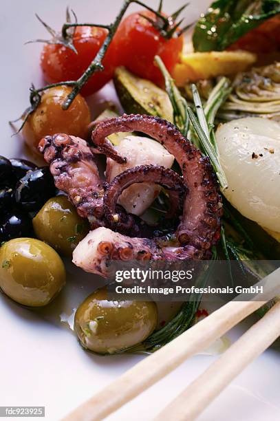 antipasti platter of marinated vegetables and octopus - plato-de-aperitivos fotografías e imágenes de stock