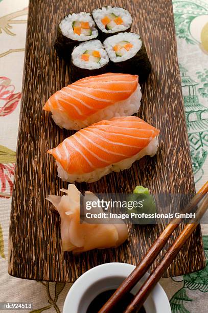 nigiri-sushi and maki-sushi with ginger, soy sauce, wasabi - pickled ginger stock-fotos und bilder