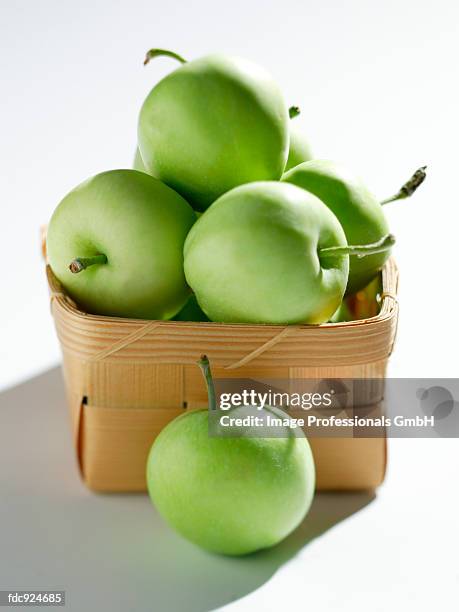 granny smith apples in chip basket - granny smith stock pictures, royalty-free photos & images