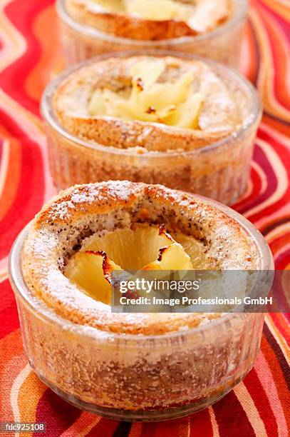 pineapple and poppy seed souffl? in small glass dish - forma de suflé imagens e fotografias de stock