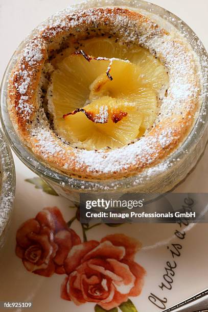 pineapple and poppy seed souffl? in small glass dish - forma de suflé imagens e fotografias de stock