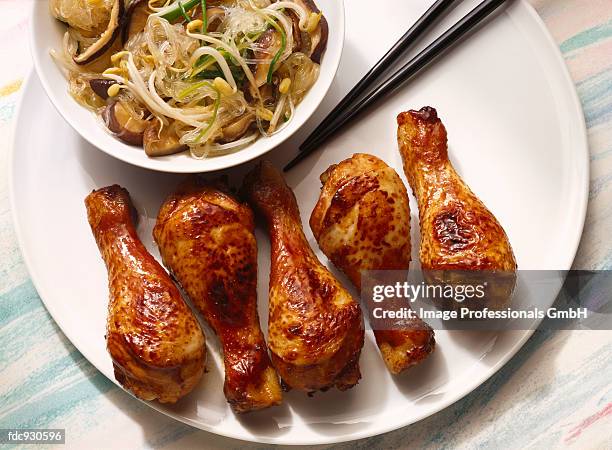 chicken legs with chinese noodles - vermicelle chinois photos et images de collection