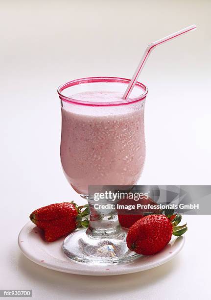 strawberry milkshake - strawberry milkshake and nobody stock pictures, royalty-free photos & images