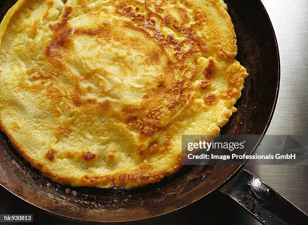 pancakes in a frying pan - pan imagens e fotografias de stock