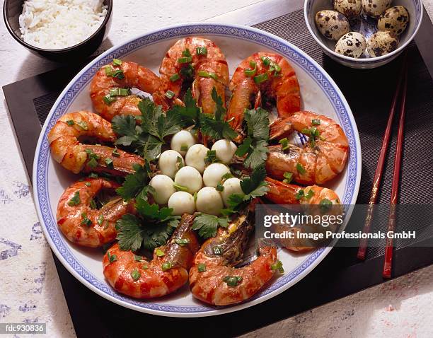 shrimp with quail eggs - huevo de codorniz fotografías e imágenes de stock
