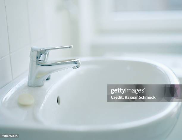 a bathroom sink - waskom stockfoto's en -beelden