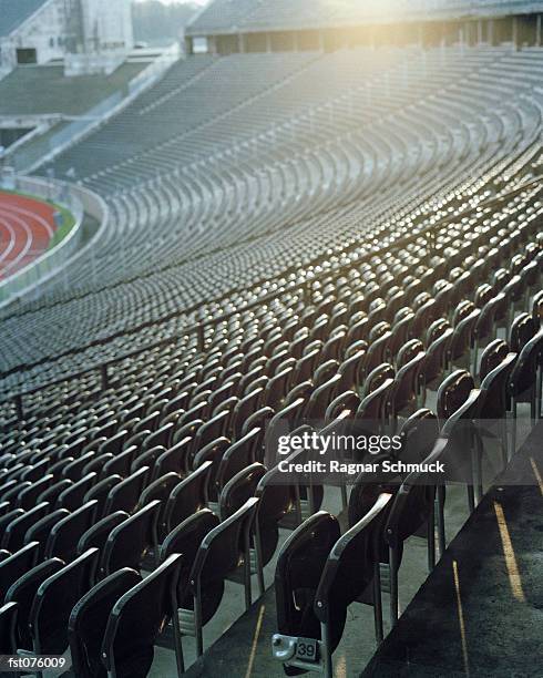 stadium seating - estadio de atletismo fotografías e imágenes de stock