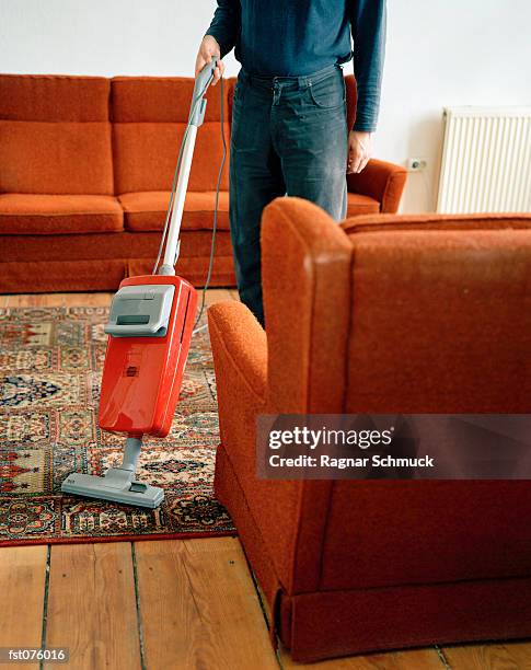 a person vacuuming a rug - schmuck - fotografias e filmes do acervo