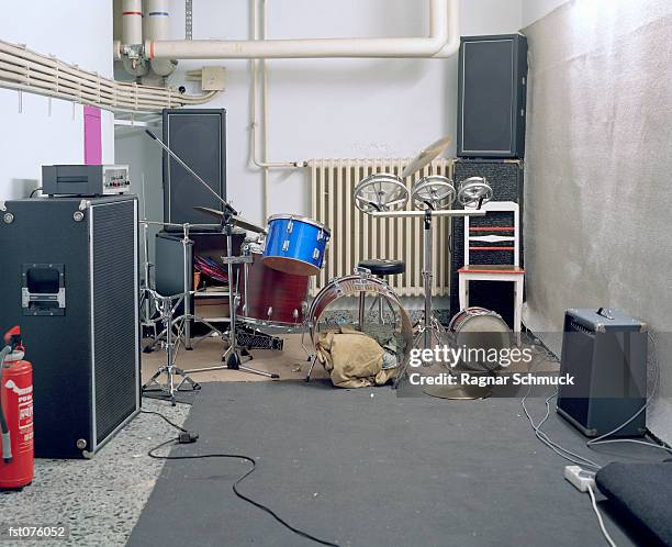 an empty music room - emergency equipment 個照片及圖片檔