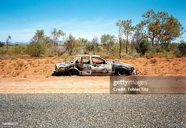 an abandoned car on the side of a desert road, australia - awareness film festival opening night premiere of the road to yulin and beyond arrivals stockfoto's en -beelden