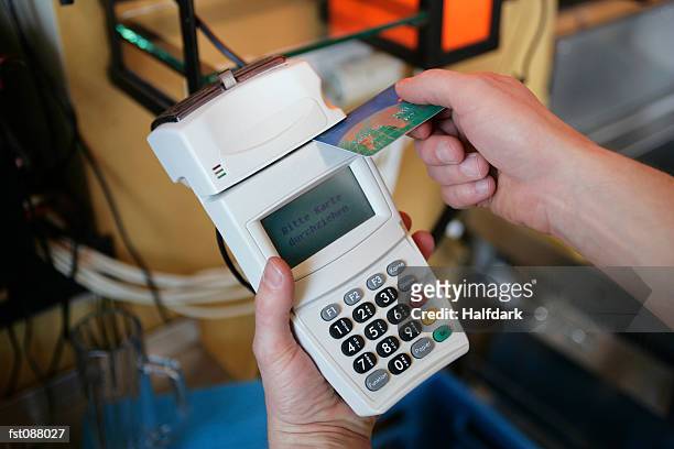 man using credit card reader - e reader - fotografias e filmes do acervo