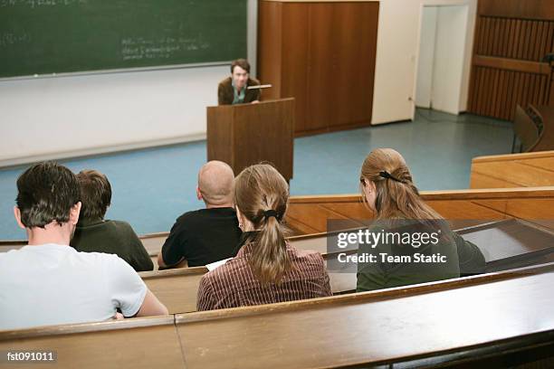 professor giving lecture - classroom university photos et images de collection