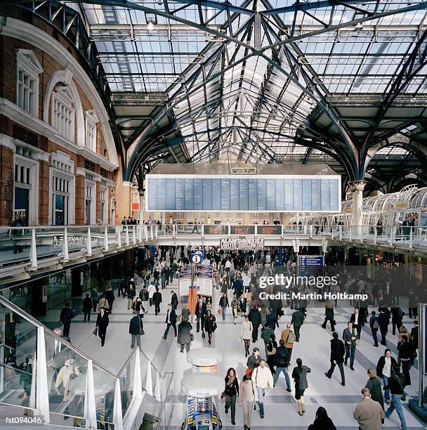 train station main hall - main fotografías e imágenes de stock