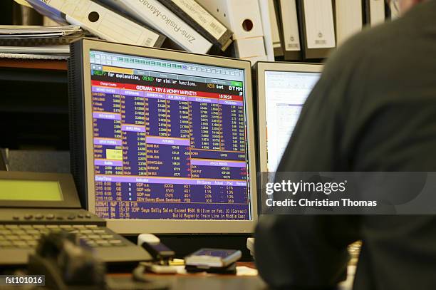 Computer Screen Clutter Cluttered Computer Screen Photos and Premium High Res Pictures - Getty ...